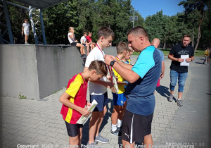 Uczniowie podczas zawodów sportowych