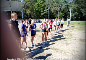 Uczniowie podczas zawodów sportowych