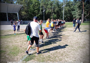 Uczniowie podczas zawodów sportowych