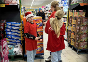 Uczniowie Szkolnego Koła CaritasSP12 zbierają produkty żywnościowe w sklepach BIEDRONKA