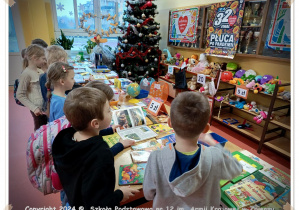 Uczniowie SP 12 podczas bazarku WOŚP