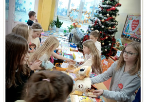 Uczniowie SP 12 podczas bazarku WOŚP