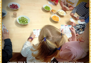 Nasi mali goście podczas zajęć odbywających się w trakcie drzwi otwartych w naszej szkole