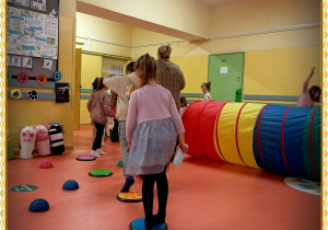 Nasi mali goście podczas zajęć odbywających się w trakcie drzwi otwartych w naszej szkole